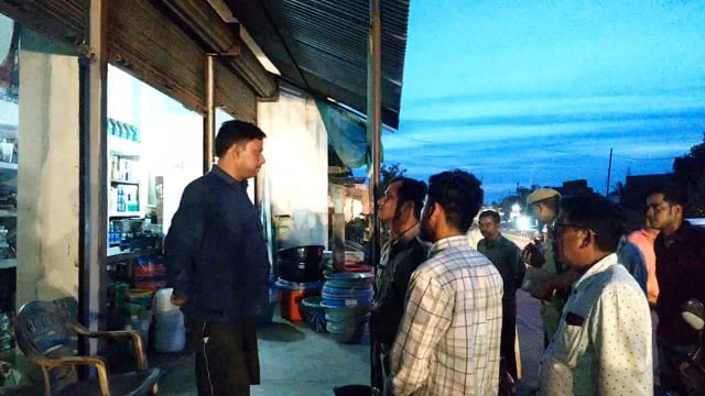 अंबेडकर नगर..
एसडीएम और सीओ सिटी के द्वारा बरियावन बाजार का किया गया  निरीक्षण,
बरियावन बाजार में आज सीओ सिटी नितेश तिवारी,व एसडीएम ने आज पहुंच कर सड़क के किनारे बने आधे अधूरे नाली के बारे में ग्रामीणों से जाना हाल।