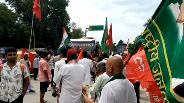 बगहा में बिहार बन्द का असर,महागठबंधन के नेता व कार्यकर्ताओं ने सड़क पर बैठकर जताया विरोध#CM NitishKumar#pmNarendra Modi 