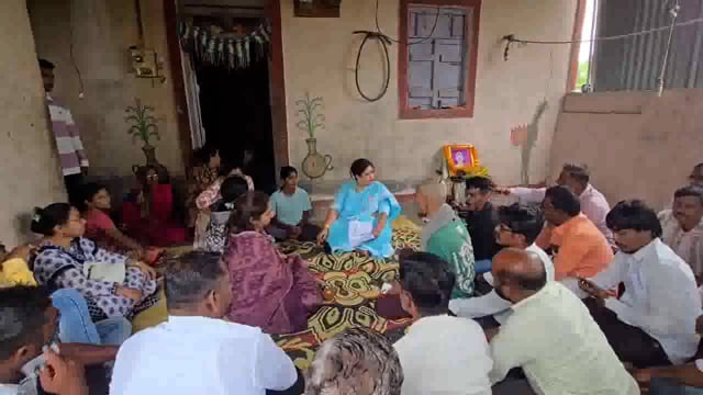 ऍड. स्वाती शिंदे यांची करगणी येथे पीडित कुटुंबाला भेट तर पोलिसांना योग्य तपास करण्याची विनंती 