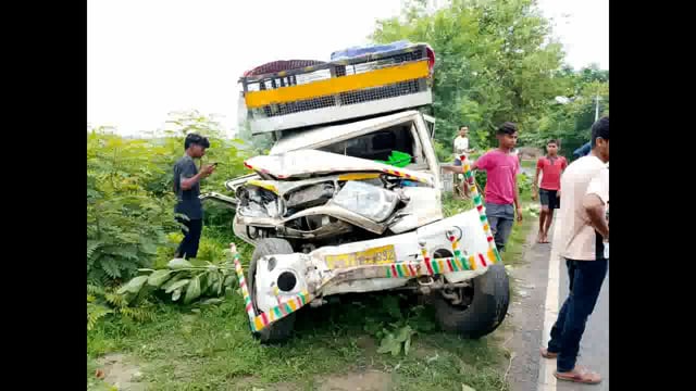 बाजा मोड़ के समीप ट्रक एवं पिकअप की टक्कर। घायल पिकअप ड्राइवर एवं खलासी का उपचार जारी।