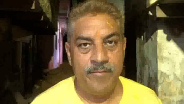 मथुरा घनी आबादी में पुरानी हवेली का 50 परसेंट लगभग हिस्सा भरभरा कर गिरा