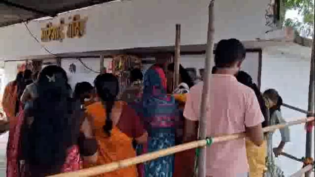मरीआई मंदिरात आकाडी निमित्त नवस फेडण्यासाठी लागल्या भाविकांच्या रांगा
