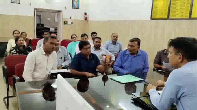 रुड़की! श्रीमान उपजिलाधिकारी श्री देवेन्द्र सिंह नेगी जी ने आगामी टीकाकरण को लेकर की समीक्षा बैठक!