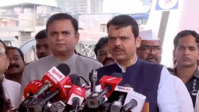 कर्णक' पुल का नाम बदलकर 'सिंदूर' पुल करना एक ऐतिहासिक निर्णय: देवेंद्र फडणवीस

महाराष्ट्र के मुख्यमंत्री देवेंद्र फडणवीस ने 'कर्णक पुल' का नाम बदलकर 'सिंदूर पुल' करने के निर्णय को ऐतिहासिक बताया है। उन्होंने इसे आज़ादी के अमृतकाल में गुलामी की मानसिकता और चिन्हों को#politics