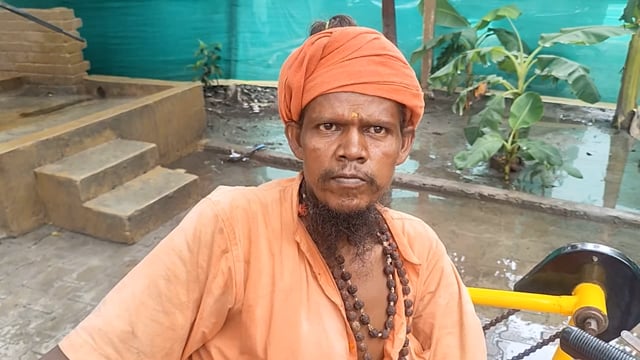 गुरु पूर्णिमा के अवसर पर रमन रेती स्थित आश्रम में महाराज जी के पूजा में आये भक्ति गण की पूजा लिया लाभ