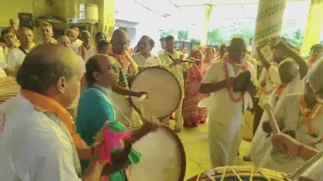 गुरु पूर्णिमा पर्व पर मृदंग ढोल बाजो के साथ मुड़िया संतों ने दी गोवर्धन की परिक्रमा