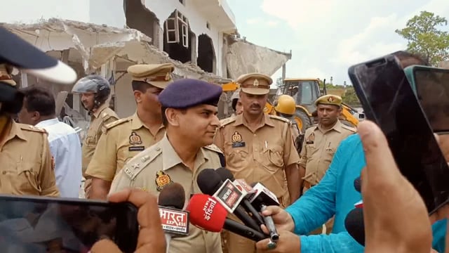 बलरामपुर धर्म परिवर्तन के आरोपी छांगुर बाबा के सहयोगी की हवेली पर चला बुलडोजर सुनिए क्या कहते हैं एसपी 