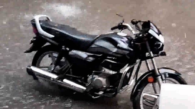 झांसी में जोरदार बारिश से फिर कोतवाली क्षेत्र मानिक चौक की दुकान में भरा पानी नालियां पूरी तरह से चौक