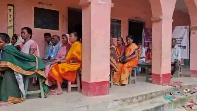 बिहार सरकार द्वारा समाजिक पैंशन योजना कि बढ़ोतरी राशि दिए लाभुकों का डाटा कलेक्ट शिविर में उमड़ी भीड़, की खुशी जाहिर 