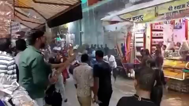 *राजस्थान के सीकर स्थित प्रसिद्ध खाटूश्याम मंदिर के बाहर प्रसाद को लेकर हुए विवाद के बाद स्थानीय दुकानदारों द्वारा श्रद्धालुओं को लाठी और डंडों से जमकर पीटा गया.*