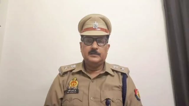 बलिया के छोटकी सेरिया ग्राम सभा के समीप माइक्रोफाइनेंस कम्पनी के कर्मचारी के साथ हुई लूट के बाद जांच में जुटी पुलिस