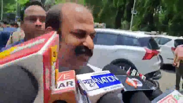 राजस्थान के खाटूश्याम में एक अजीबोगरीब और विवादास्पद घटना घटी, जब दुकानदार और श्रद्धालुओं के बीच जमकर मारपीट हुई। बताया जा रहा है कि श्रद्धालु बारिश से बचने के लिए एक दुकान में घुस गए थे, लेकिन दुकानदार ने उन्हें बाहर आने को कहा। इस पर दोनों पक्षों#politics