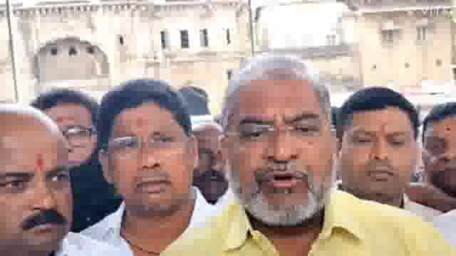 आज शक्तीपीठ महामार्ग विरोधी संघर्ष समिती द्वारा भवानी मंडप से अंबाबाई मंदिर जाकर अंबाबाई को शासन को शक्तीपीठ रद्द करणे संत बुध्दी देणे के लिये प्रार्थना की गई ।