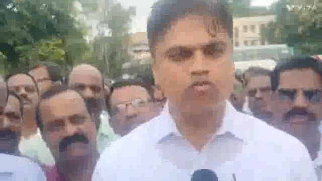 आज कोल्हापुरात कोल्हापूर जिल्ह्यातील शाळा बंद करून शिक्षक शिक्षकेतर कर्मचारी संस्थापक मागणीसाठी जिल्हाधिकारी कार्यालयावर धडक मोर्चा काढण्यात आला.