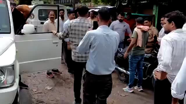 🆚....दारोगा जी ने धारा बढ़ाने के नाम पर मांगे थे 15,000 अब खुद पर ही लग गईं धाराएं 💥
झांसी में तैनात दरोगा रिश्वत लेते रंगे हाथ गिरफ्तार एंटी करप्शन टीम की कार्रवाई 
अगर आपसे भी कोई पुलिसकर्मी दरोगा, इंस्पेक्टर या सिपाही रिश्वत मांगता है तो डरें नहीं उसे साफ मना भी न करें बस इतना कहें “थोड़ी देर में लेकर आता हूं” और फिर तुरंत इस नंबर पर कॉल करें: 9454402484
 एंटी करप्शन टीम @ACOUPPolice  आपकी पहचान पूरी तरह गोपनीय रखती है और कार्रवाई भी तत्काल करती है
भ्रष्टाचार के खिलाफ समाज को जागरूक बनाइए ऐसे हर उस अधिकारी को बेनकाब कीजिए जो वर्दी की आड़ में जनता को लूटते हैं आपका साहस ही समाज को ईमानदार बनाएगाl ll