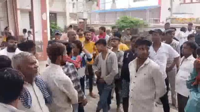 वृंदावन में निषाद समाज के लोगों ने कुछ पुलिसकर्मियों पर लगाए उत्पीड़न के आरोप