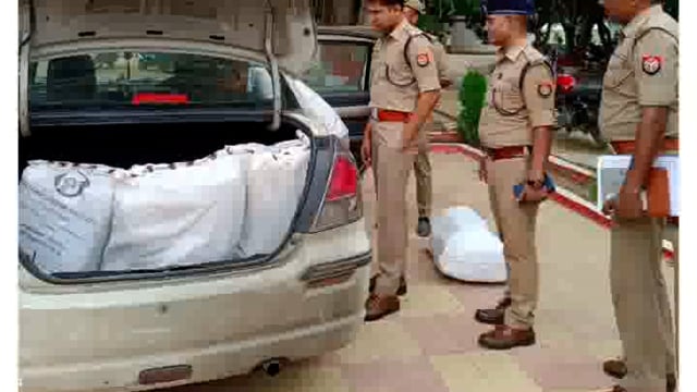 अंबेडकर नगर.... 
80 किलो गांजा,8 लाख की कीमत जहांगीरगंज पुलिस ने नशे के सौदागरों पर कसा शिकंजा तीन लोग गिरफ्तार।