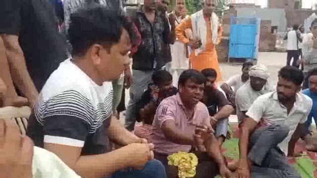 सोख कस्बा में सफाई कर्मचारियों ने किया धरना प्रदर्शन नगर पंचायत पर वेतन गमन का लगाया आरोप