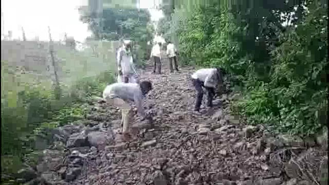 किणी यल्लादेवी येथे शेतकऱ्यांनी केला लोकसहभागातून पानंद रस्ता,तहसीलदार राम बोरगावकर यांनी केले कौतुक