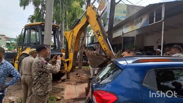 मथुरा: नगर निगम मथुरा वृंदावन द्वारा राया मथुरा रोड पर लक्ष्मी नगर में चलाया गया अधिक्रमण अभियान...