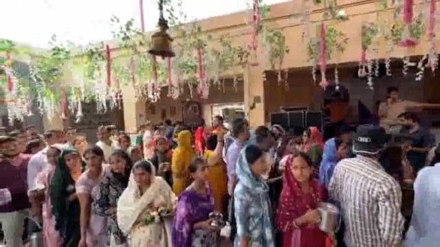मथुरा के भूतेश्वर महादेव मंदिर में सावन के प्रथम सोमवार को जलाभिषेक करने उमड़ी हज़ारों शिव भक्तों की भीड़ 