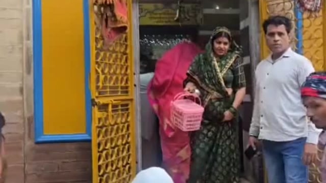 झांसी में आज सावन के पहले सोमवार को शिव मंदिरों में उमड़ी शिव भक्तों की भीड़