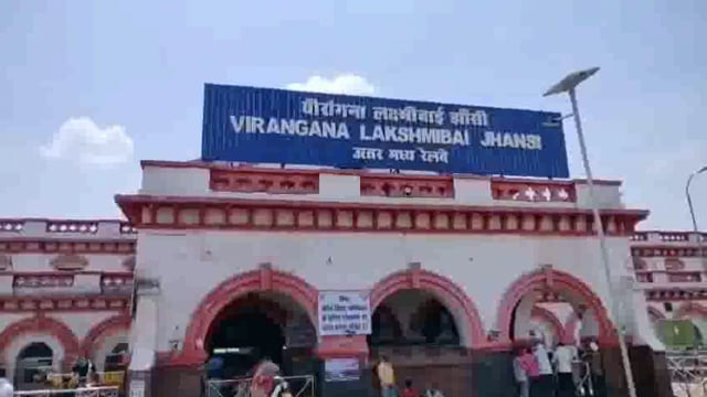 वीरांगना लक्ष्मीबाई झांसी रेलवे स्टेशन पर यात्रियों के लिए बने स्केलेटर खराब पड़े हुए हैं जिस से  यात्री हुए परेशान।