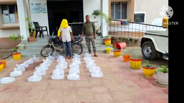 पुलिस ने पचम्बा के शनिचरा  मोड़ से एक बाइक पर लदा 300 लीटर महुआ शराब के साथ एक व्यक्ति को पकड़ा