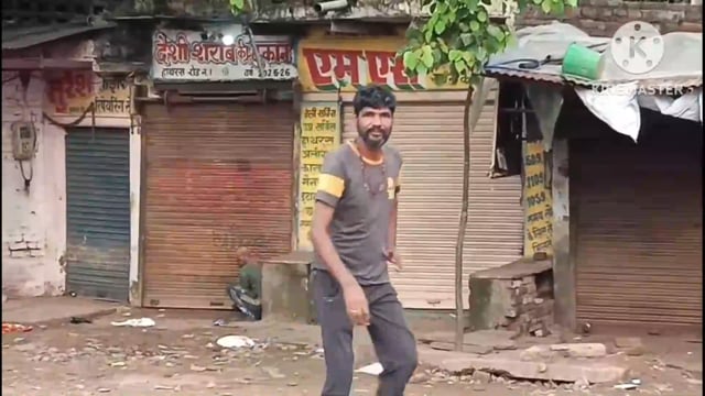 आगरा शहर में देसी शराब की दुकानदार सरकारी आदेशों के खुलेआम उड़ा रही है दर्जियों