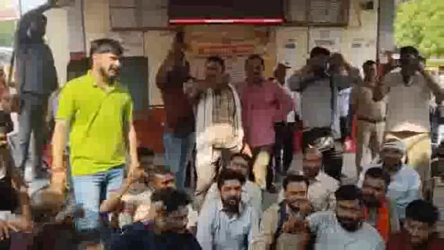 झांसी बस स्टैंड पर सरकारी बस और प्राइवेट बस डिपो के बीच में हुई मारपीट बस डिपो वालों ने किया चक्का जाम और सड़कों पर उतरे
