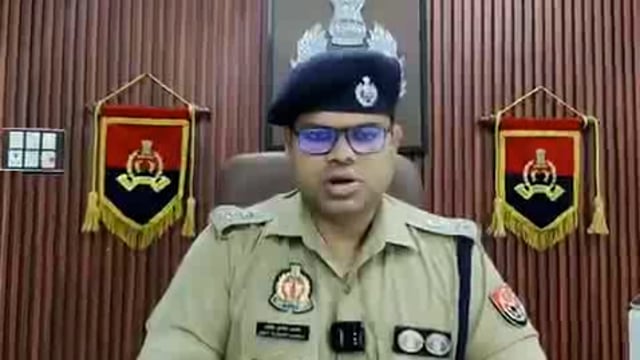 थाना हसनपुर पुलिस व एसओजी/सर्विलांस टीम अमरोहा द्वारा अवैध शस्त्र फैक्ट्री का भण्डाफोड,
शस्त्र फैक्ट्री चलाने वाले 02 अभियुक्त गिरफ्तार व 05 अन्य शस्त्र तस्कर अभियुक्त थाना गजरौला, रजबपुर व डिडौली द्वारा गिरफ्तार । 
01 रिवाल्वर, 11 तमंचे, 63 जिंदा कारतूस, अधबने हथियार व उपकरण बरामद।
पुलिस अधीक्षक अमरोहा @AmitKAnandIPS द्वारा दी गयी बाइट-