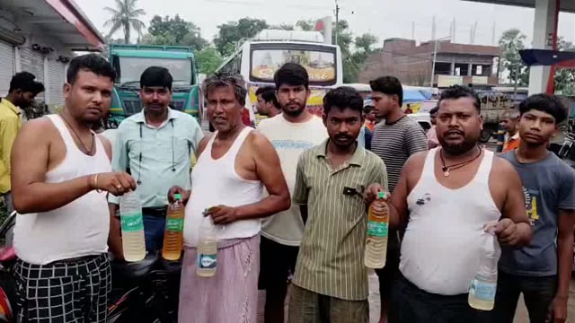 पेट्रोल पंप पर पेट्रोल के साथ निकला पानी, दर्जनों वाहन हुए खराब। ग्राहकों ने जमकर किया हंगामा।