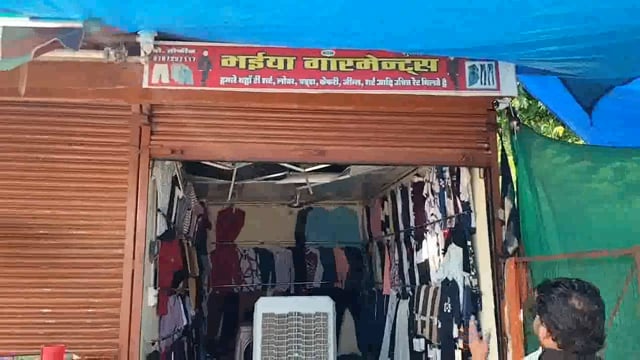 झांसी सदर बाजार थाना क्षेत्र स्थित बस स्टैंड के सामने बनी मार्केट टीन काटकर दुकान में उतरकर नगदी पैसा और कपड़े उड़ाले गए