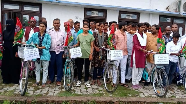 पूर्व कैबिनेट मंत्री गायत्री प्रजापति के62जन्मदिन परकेक काटे13मेधावी छात्रोकोअनुराग प्रजापतिनेसाईकिल दिया हजारों लोग थे 