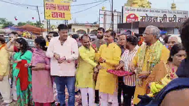 हरिद्वार! पूर्व मुख्यमंत्रीऔर वर्तमान सांसद त्रिवेंद्र सिंह रावत ने कावड़ियों पर की पुष्प वर्षा!