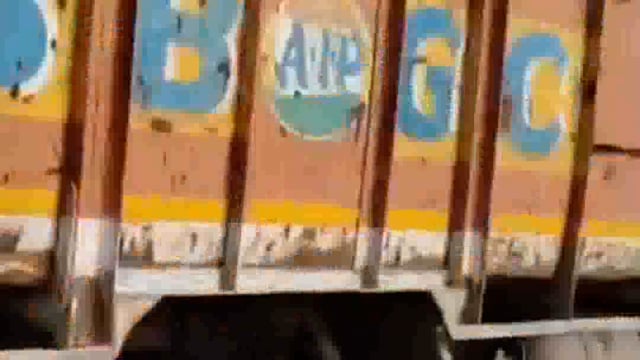 यमुना एक्सप्रेसवे के माइलस्टोन 78 के पास खड़े नाइट्रोजन गैस कैप्सूल में पीछे से तेज रफ्तार के कैंटर घुसी चालक घायल