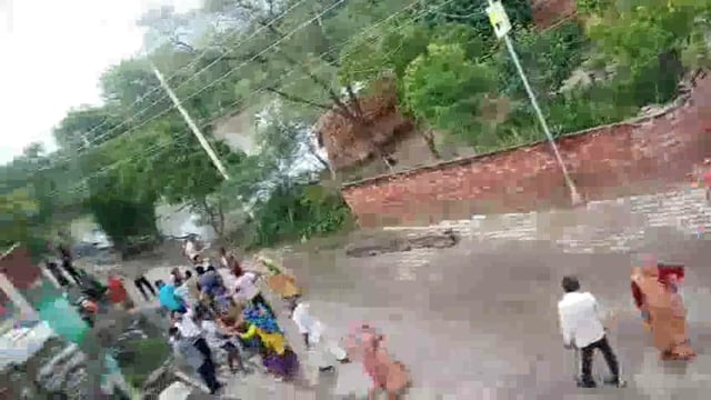 थाना राया क्षेत्र के गाँव बुर्ज़ में झगड़े का वीडियो वायरल वीडियो में लाठी डंडो से की जारही मारपीट फायरिंग की आ रही आवाजे