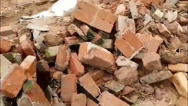 आनंदपुर थाना क्षेत्र पुझारडीह गांव के दशरथ यादव का गौहाल कि कच्ची दीवार गिरने से एक मवेश कि मौत आधा दर्जन मवेशी हुआ घायल