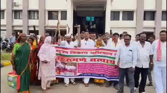 उपजिल्हाधिकारी कार्यालयासमोर बहुजन विकास अभियानाचे विविध मागण्यांसाठी रुमने आंदोलन
