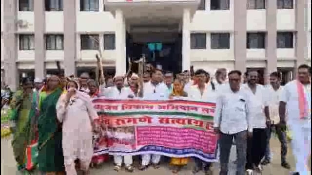 उपजिल्हाधिकारी कार्यालयासमोर बहुजन विकास अभियानाचे विविध मागण्यांसाठी रुमने आंदोलन