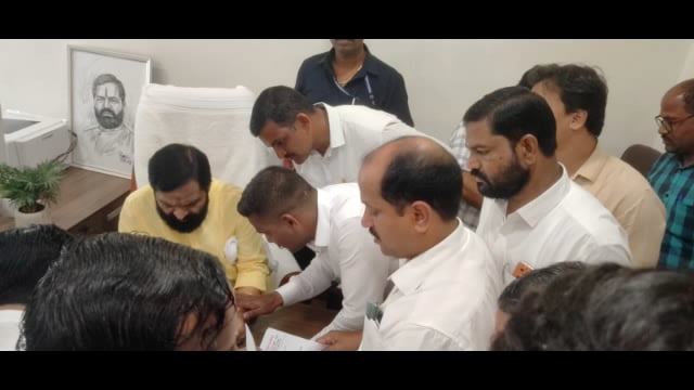 गुडसुर येथील शेतकरी मंत्री भरत गोगावले यांच्या समोर मांडल्या समस्या