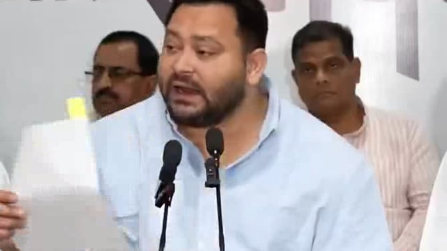 तेजस्वी यादव का बड़ा आरोप: बिहार में मतदाताओं को कम करने की भाजपा की कोशिशें लोकतंत्र के लिए खतरा

बिहार में कुल 7 करोड़ 90 लाख मतदाता हैं। तेजस्वी यादव ने भाजपा पर आरोप लगाया है कि उनकी रणनीति के तहत कम से कम 1 प्रतिशत मतदाताओं के नाम मतदाता सूची से हटाए जा रहे हैं, यानी लगभग 7 लाख 90 हज़ार मतदाताओं के नाम हटाए जाएँगे#politics