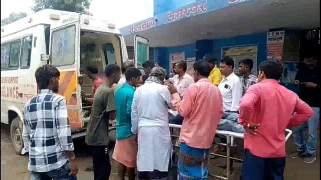 सुल्तानपुर के समीप बाइक और स्कूटी की टक्कर में दो शिक्षक समेत तीन लोग जख्मी, तीनों भागलपुर रेफर।