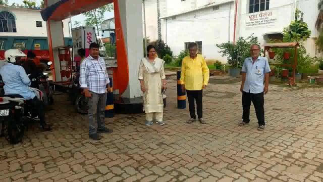 पेट्रोल में पानी निकलने वाले मामले का सीओ एवं एमओ ने किया जांच।