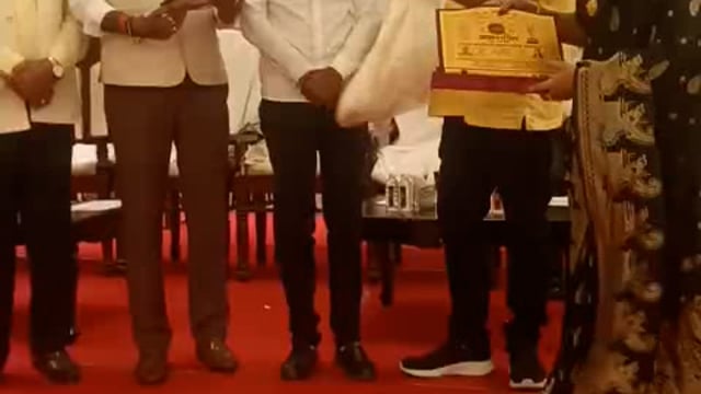 समाजसेवी नीरज मौर्य को आर के चतुर्वेदी पुर्व आई.जी उत्तर प्रदेश पुलिस ने 