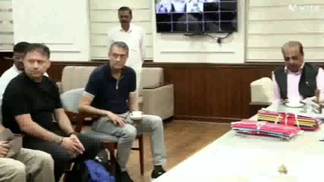 प्राडा इटली कंपनी चे शिष्ट मंडळाने कोल्हापूरी चप्पलबाबत जिल्हाधिकारी अमोल येडगे व महाराष्ट्र चेंबर ऑफ कॉमर्स अँड इंडस्ट्रीजचे अध्यक्ष ललित गांधी यांनी या शिष्टमार्गाशी कोल्हापूरच्या चप्पल उत्पादन व कोल्हापुरी साज इत्यादी बाबत चर्चा केली