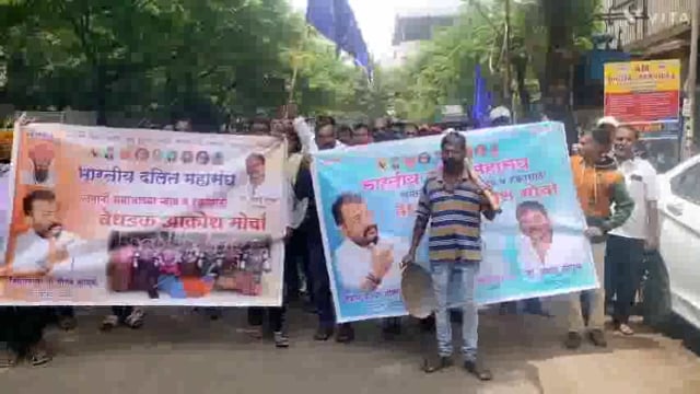 कोल्हापूर जिल्ह्यातील करवीर तहसील मधील उजळाईवाडी येथील लमानी कुटुंबाच्या झोपड्या ग्रामपंचायत ने काढून टाकल्याने भर पावसात त्यांचे हाल झाले या निषेधार्थ दलित महासंघ वतीने जिल्हाधिकारी कार्यालयावर मोर्चा काढण्यात आला.