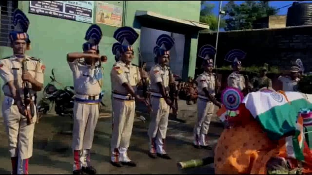 रामचंद्रपुर ईटहरी गांव के सीआरपीएफ जवान का हुआ निधन, जवानों ने गार्ड ऑफ ऑनर देकर दी विदाई।