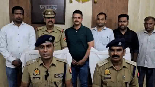 फर्जी सीबीआई, इनकम टैक्स अधिकारी बनकर ठगी करने वाले पांच आरोपी गिरफ्तार


एसपी डॉ अनिल कुमार की बाइट