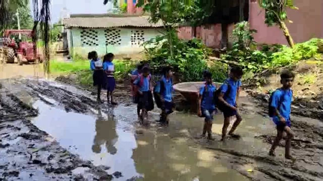आजादी के 77 साल बाद भी बच्चों को कीचड़ से गुजर कर जाना पड़ रहा है स्कूल।